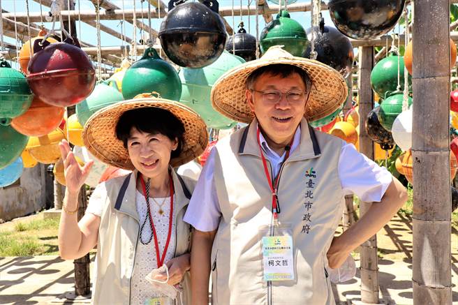 陈佩琪陪同柯文哲到澎湖南寮社区体验海砂炒花生，造访海废浮球的网红景点，都展现对故乡的那份肯定与骄傲。（张茂雄摄）