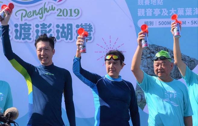 民眾党澎湖县党部主委许智富（左一）来自赖峰伟的县府团队，歷任副县长、建设处长、民政处长等职务，与赖峰伟团队关系良好。（张茂雄摄）