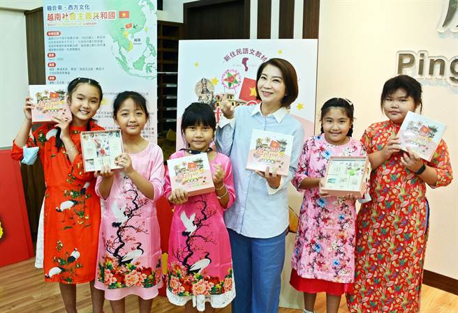 屏東出版首套越南語桌遊繪本，希望提高學生學習意願，培養國際競爭力。（林和生攝）