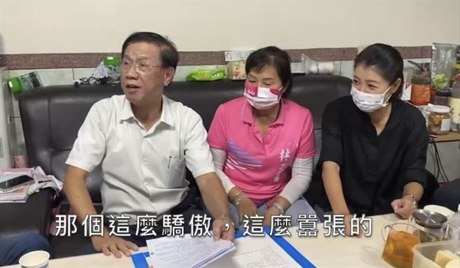 南投县长林明溱（左）为垃圾处理问题，摃上竹山镇长陈东睦。（民眾提供／廖志晃南投传真）