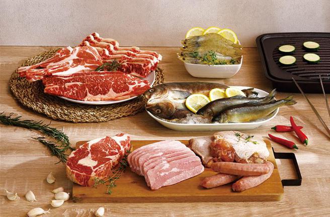 搶中秋燒烤商機，美福食集推出多種燒肉組合，強調海陸雙享一次到胃。圖／美福食集