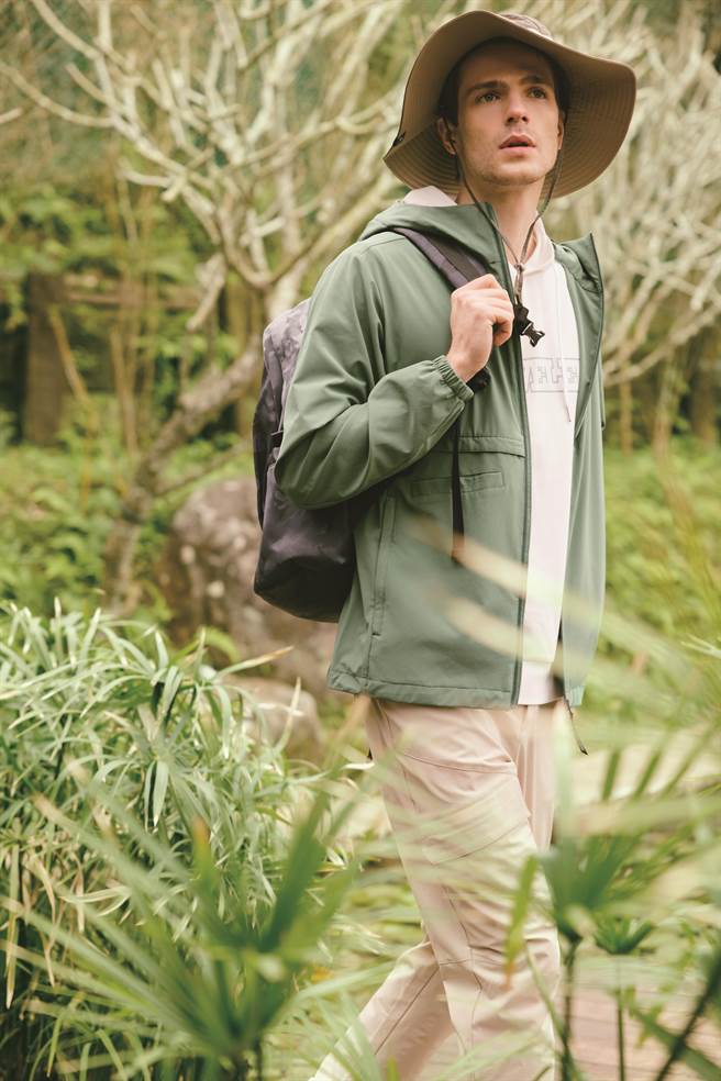 TRAVELER看準國旅正夯，推適合戶外出遊的防蚊外套與長褲。防蚊四面彈吸排自體收納抗UV外套3980元、褲子2980元。（TRAVELER提供）