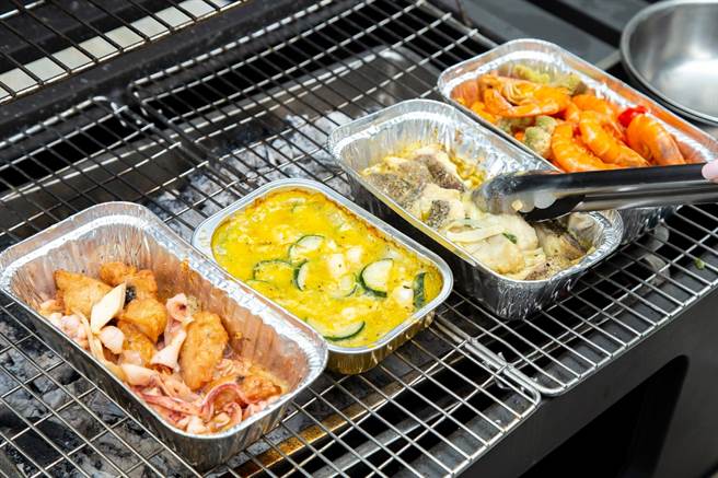 新天地餐飲集團推出」四款老少咸宜的海鮮易烤盒，包括：起司松露干貝、海膽奶油中卷、藤椒川麻海瓜子及泰式檸檬香辣蝦。（新天地餐飲集團提供／馮惠宜台中傳真）