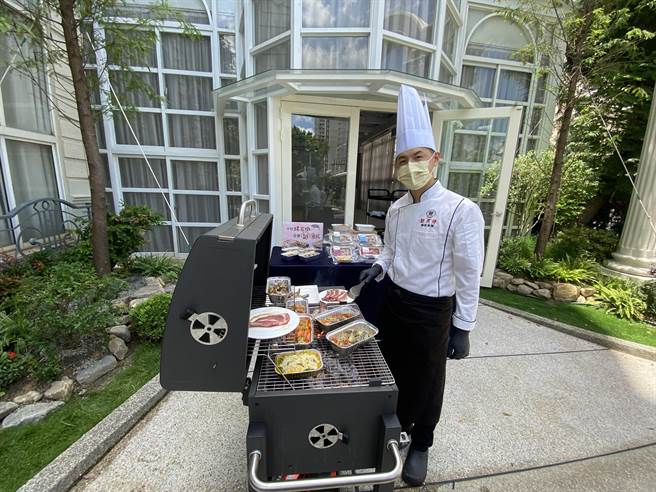 新天地餐飲集團為力挺石斑漁民也將高價石斑魚研發成「藤椒玉筍海石斑」變成一道易烤盒料理。（馮惠宜攝）