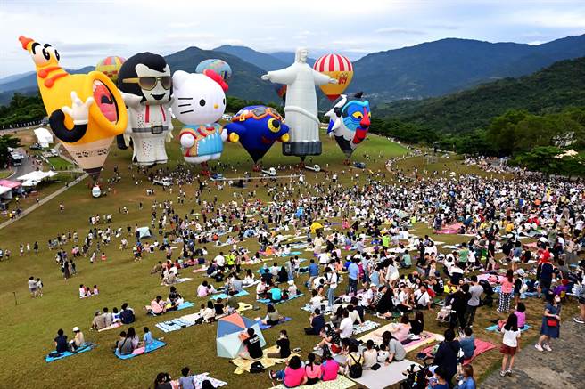 台东热气球嘉年华今天落幕，为了把握最后一刻，清晨有上万人涌入鹿野高台。（庄哲权摄）  