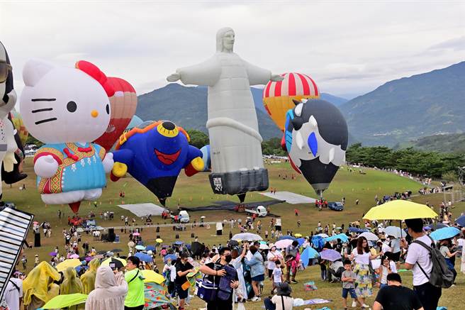 台东热气球嘉年华今天落幕，为了把握最后一刻，清晨有上万人涌入鹿野高台。（庄哲权摄）  