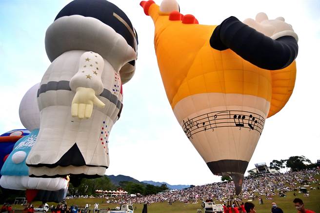 台东热气球嘉年华今天落幕，为了把握最后一刻，清晨有上万人涌入鹿野高台。（庄哲权摄）