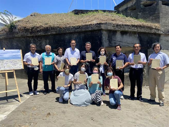 宜兰县长林姿妙赠书给予将宜兰二战歷史融入课纲的罗东高中师生，期勉该书成为探讨在地歷史的活教材。（吴佩蓉摄）