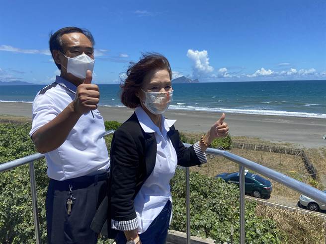 壮围乡大福安检所后方的步炮协同框舍，是大福防御阵地的核心工事，顶楼有守望哨。（左为壮围乡长沈清山，右为宜兰县长林姿妙）（吴佩蓉摄）