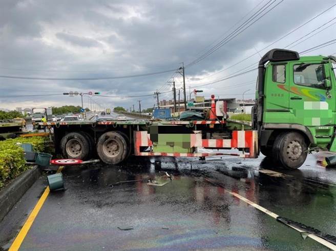 一輛聯結車行經岡山區介壽路因未注意車前路況，導致自撞分隔島，幸無波及其他人車。（翻攝照片／林瑞益高雄傳真）