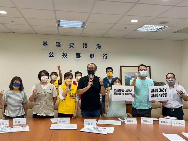 守護外木山行動小組憂心市府在拖延時間，最後將公投案沒收。（陳彩玲攝）