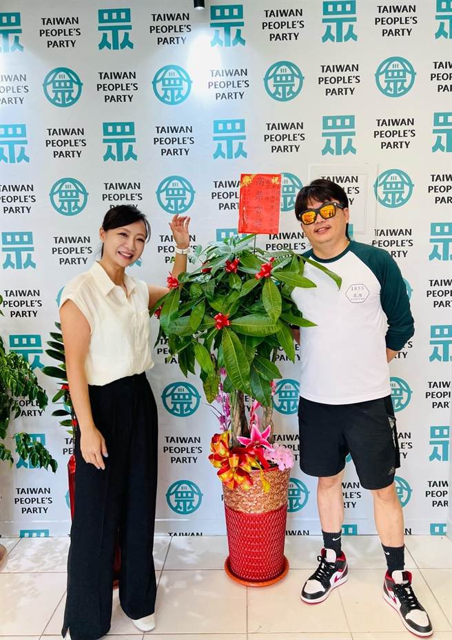 周曉芸表示，她將與主委王建順（右）搭配合作，帶給地區不一樣的活力和新氣象。（民眾黨金門縣黨部提供）