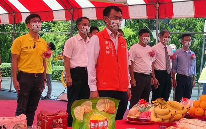 蛋价居高不下惹议，农委会主委陈吉仲(中)说，每日产蛋资料都有掌握。(林和生摄)