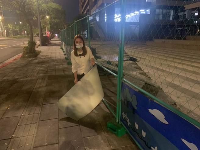 內湖行善社宅被許多市民投訴，施工基地內建材及垃圾亂丟，鐵圍籬10幾處都變形脫落，恐讓路人有被割傷危險。（台北市議員陳怡君提供／張芷瑜台北傳真）