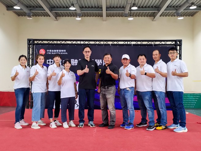 中金院運動球隊總教練由曾智偵領軍(右五)，如今再添籃球國手許智超(左五)加入教練團。(中金院提供)