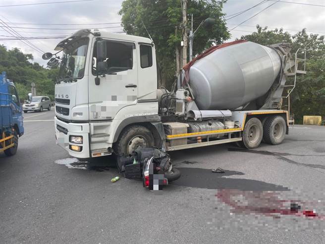 新北市八里区今(15)日下午有辆水泥搅拌车与一辆机车发生碰撞，导致机车骑士身受重伤，全身多处骨折，目前已紧急送往林口长庚医院急救中。(黄敬文翻摄)