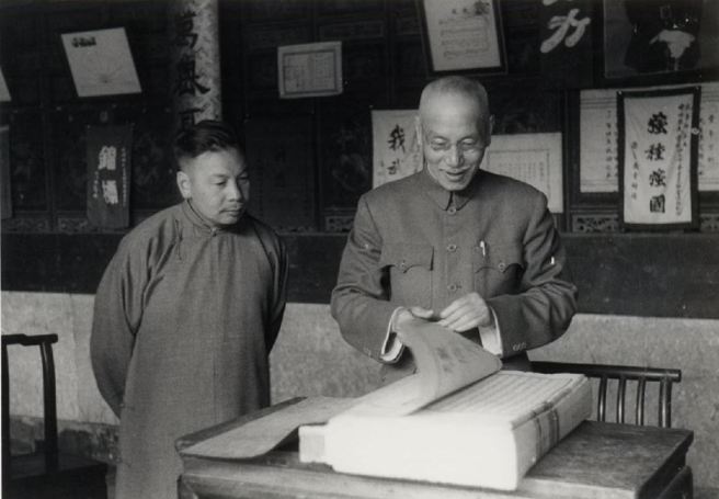 下野后的蒋介石回到故乡浙江奉化溪口镇修族谱，似乎预知此生再不可能回乡。（中天电视提供）