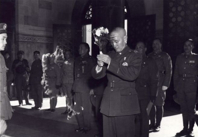 1949年1月16日，蒋介石决定下野之前，往谒广州中山陵向总理孙中山告别，当时他并不知道，日后再也没有机会回到总理面前。（中天电视提供）