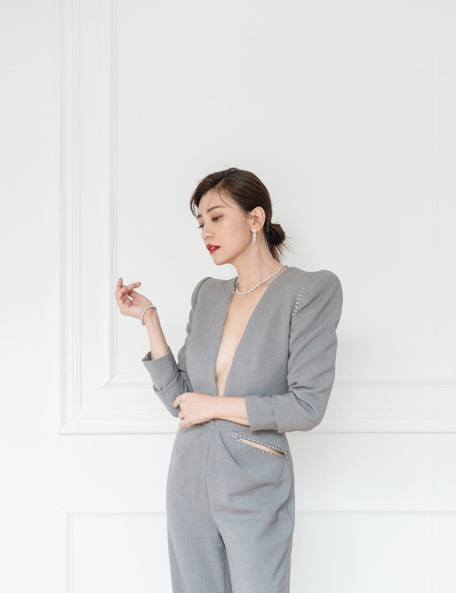 賈靜雯日前以台灣訂製婚紗品牌LinLi Boutique（林莉婚紗）的灰色連身褲，挖空的設計展現性感不失帥氣的風格。（摘自賈靜雯 IG）