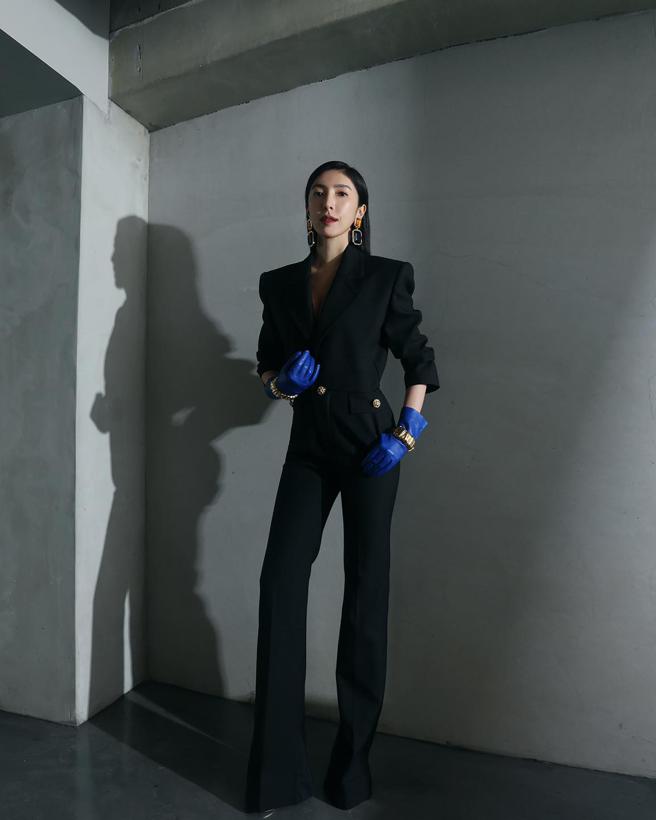 楊謹華於台北電影節上，以Saint Laurent黑色連身褲出席，搭配搶眼的藍色手套呈現俐落的造型。（摘自楊謹華臉書）