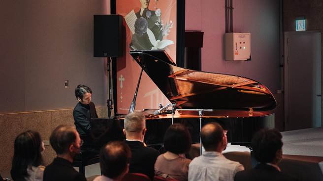 钢琴家卢易之今日在记者会现场演奏陈泗治代表作品。（国立传统艺术中心提供）