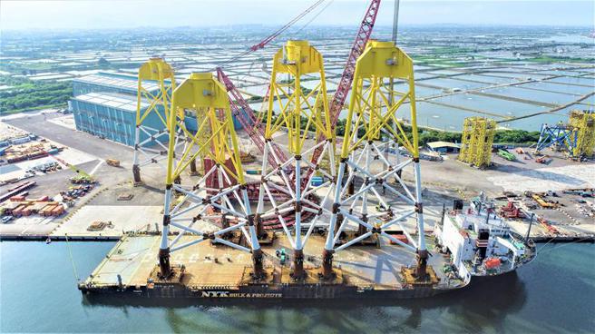 （兴达海基承造的百分之百国产化水下基础工程壮观的场面。图／中钢提供）