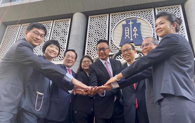 财政部15日公布第5届公益彩券发行机构徵求结果，由现行发行机构中国信托商业银行蝉联。图为中信银行政长高人杰（中）等人，15日赴财政部接受甄选会提问并进行简报，会后在财政部前合影。
（图/ 中央社）