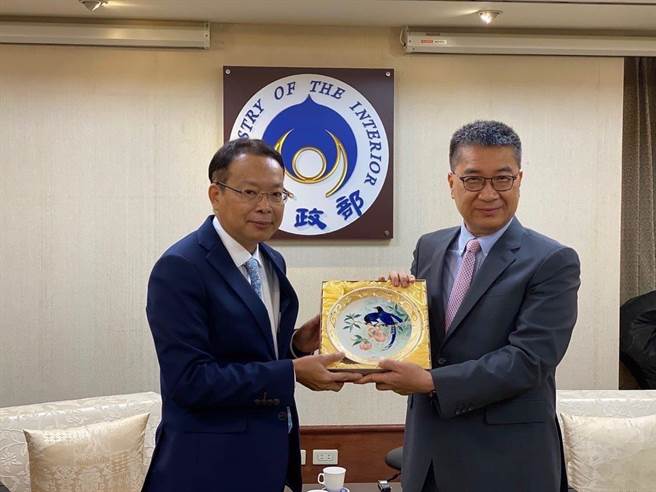 泰國貿易經濟辦事處代表曾德榮（左）。（刑事局提供）