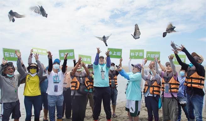 民进党海区立委蔡易余为选区8乡镇党籍乡镇市长参选人献上祝福，与乡亲特地从外伞顶洲施放信鸽，由各乡镇饲养的鸽子跨海送上胜选期许。（立委蔡易余办公室提供／吕妍庭嘉义传真）