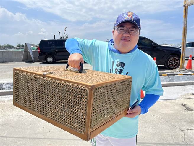 民进党海区立委蔡易余为选区8乡镇党籍乡镇市长参选人献上祝福，与乡亲特地从外伞顶洲施放信鸽。（立委蔡易余办公室提供／吕妍庭嘉义传真）