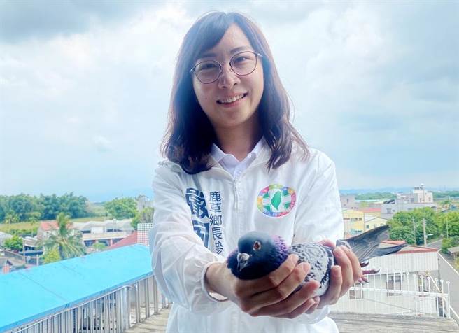 民进党嘉义县鹿草乡长参选人严佩瑜等人都在鸽舍等待信鸽回家。（立委蔡易余办公室提供／吕妍庭嘉义传真）