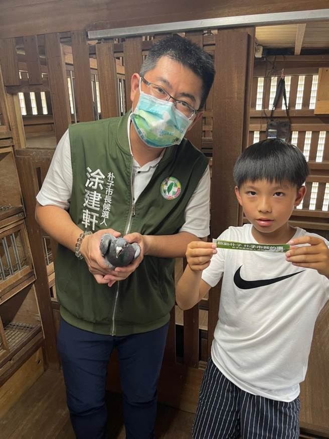 民进党嘉义县朴子市长参选人涂建轩等人都在鸽舍等待信鸽回家。（立委蔡易余办公室提供／吕妍庭嘉义传真）