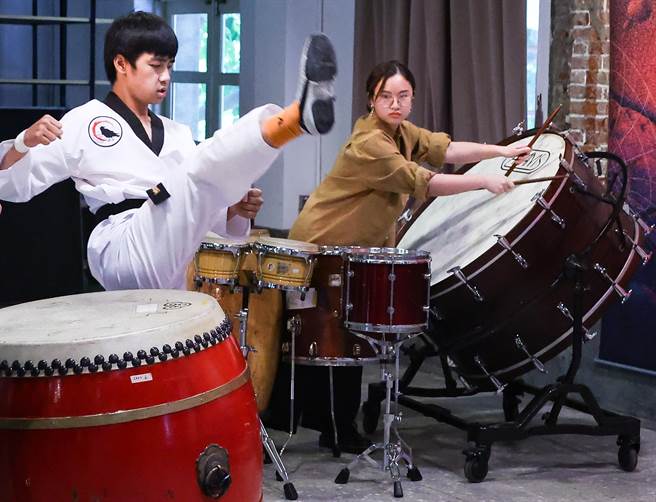 《Force》是一场打击乐与跆拳道结合的演出，透过打击声响及跆拳道品势和对打动作，制造能量缠绕交迭，相互牵制。（罗永铭摄）