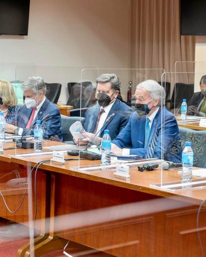 美国联邦参议院外交委员会亚太小组主席马基率团来台访问，今（15日）下午赴立法院与外交及国防委员立委进行闭门会谈。（何志伟国会办公室提供）