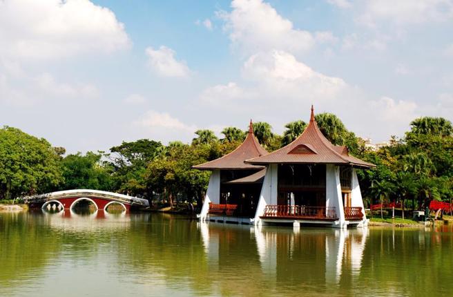 台中市定古蹟湖心亭已有114年歷史，由於木結構毀損，市府15日啟動湖心亭與中山橋修復工程，預計民國112年8月底完工。
（圖/ 中央社）