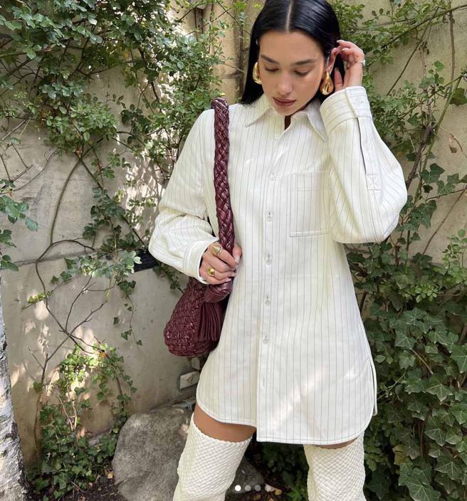 杜娃黎波大玩下衣失踪，以酒红素Kalimero包打造亮点，（摘自杜娃黎波 IG）