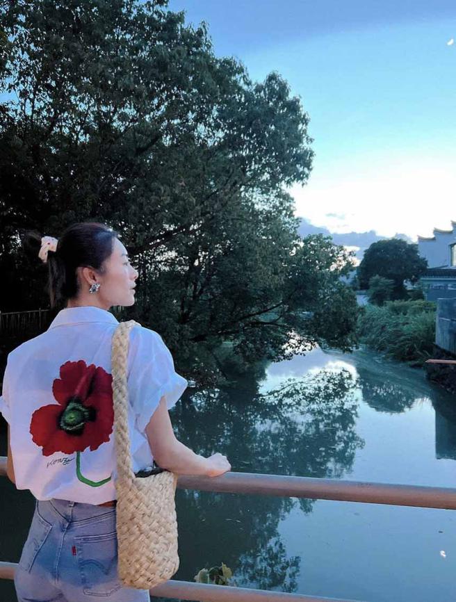 刘雯出游搭配Kalimero水桶包，随性搭出时尚感。(摘自刘雯IG)