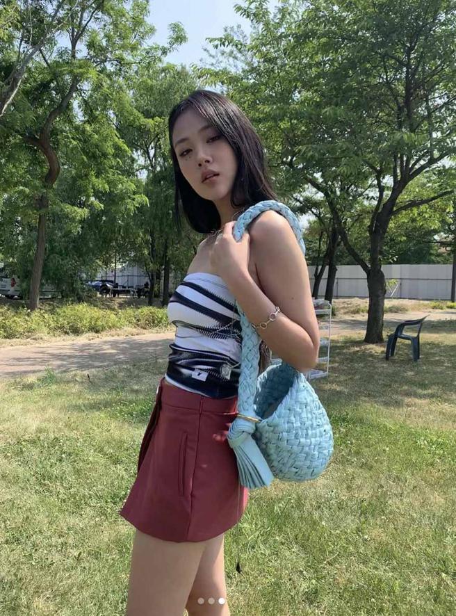 南韩女歌手BIBI以清凉造型搭配Kalimero包，呈现青春俏皮的感觉。（摘自BIBI IG）