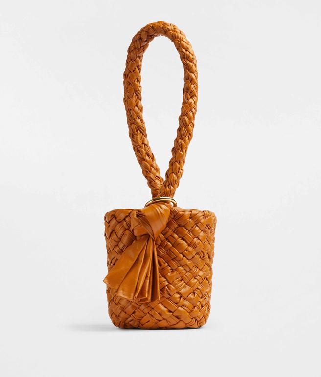 BV KALIMERO 玉芯黄编织水桶包，23万7400元。（BV提供）