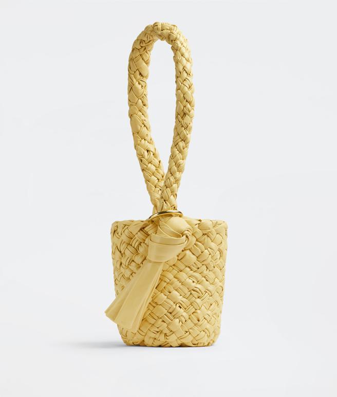 BV KALIMERO 奶油黄编织水桶包 ，23万7400。（BV提供）