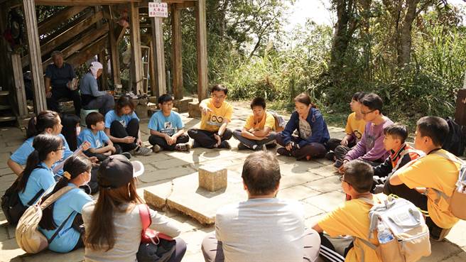 台南市白河区仙草国小协助学生勇于表达自我，召集师生席地而坐并围一圈，讲述自己的心得体验。（仙草国小提供／张毓翎台南传真）