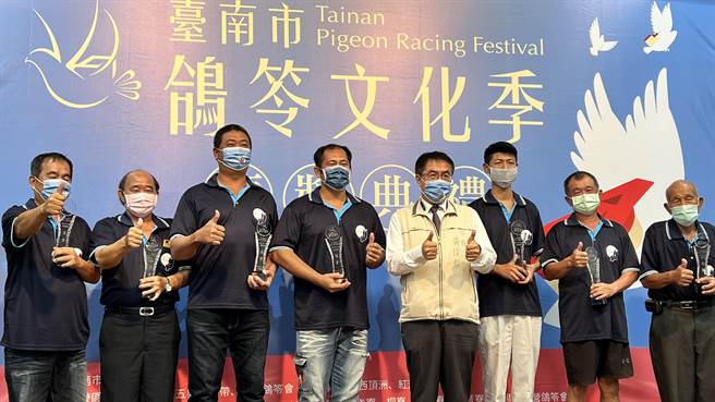 台南鸽笭文化季落幕，市长黄伟哲（右四）15日特别颁奖给21部落67位优胜者。（张毓翎摄）