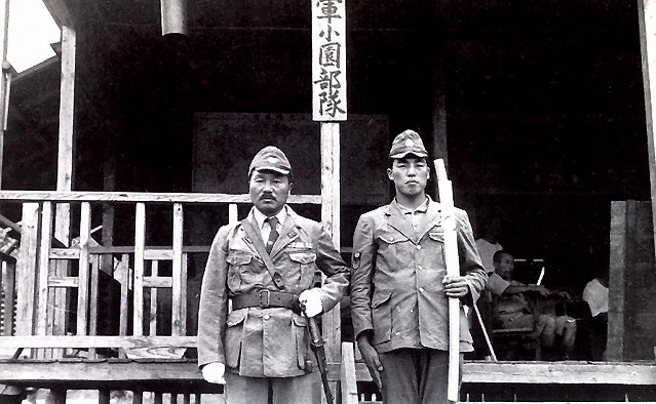 在拉包尔的小园安名(左)，右为后勤员工藤重敏。(图wiki)