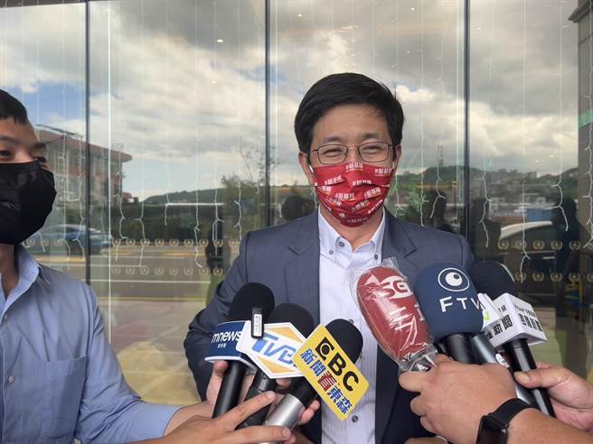 立委蔡适应批，对手谢国梁滥诉、浪费司法资源不是第一次，只要看不顺眼就提告。（陈彩玲摄）