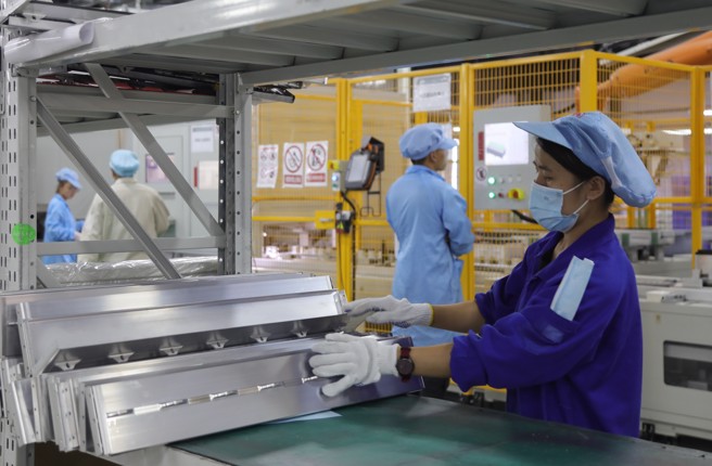 大陸電動車新秀比亞迪最近打進特斯拉供應鏈，為擴大對特斯拉的電池供應，近日在江西宜春市投資人民幣285億元（合台幣1268億元）新建動力電池製造廠。圖為比亞迪設於青海的電池廠。（圖／新華社）