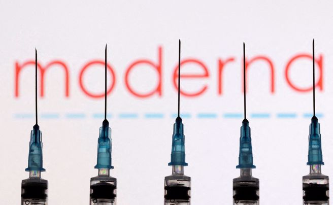 英國成為全球首個批准美國藥廠莫德納（Moderna）「二價疫苗」上市的國家。(圖/路透社) 
