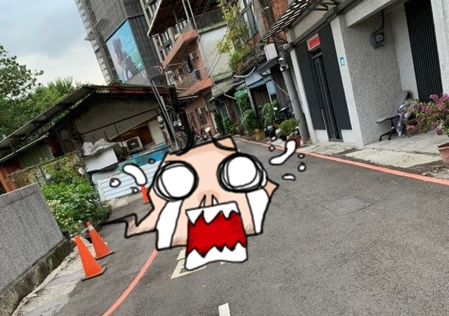 正妹拍下新北市土城区某巷子内柏油路上写满「慢」字，也让网友感嘆「施工单位用心良苦」。（翻摄自脸书路上观察学院）