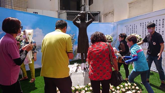 2022年8月14日台南市，民眾排队轮流向慰安妇铜像献花致敬。（程炳璋摄）