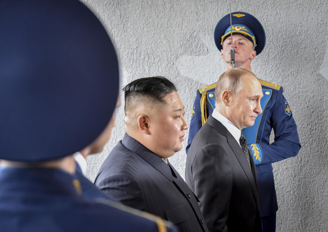 普丁告訴北韓領導人金正恩，兩國將「共同努力，擴大全面且建設性雙邊關係」。(資料照/美聯社) 