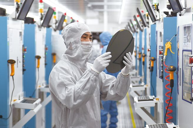 美国甫通过「晶片法案」，除提振其高端晶片生产，亦能有效压制大陆高阶手机拓展。图／中新社